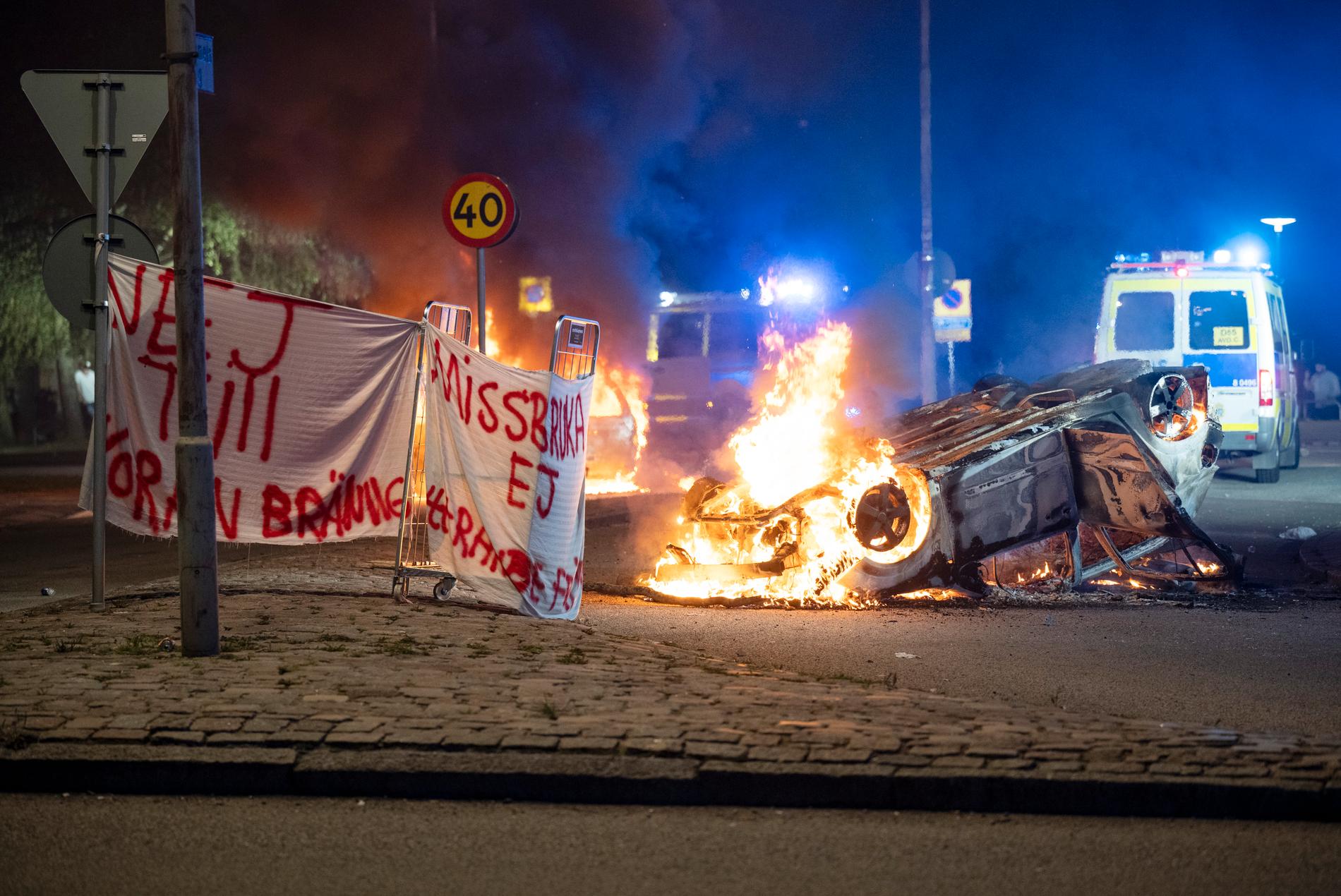 En banderoll med texten "Nej till koranbränning. Missbruka ej yttrandefriheten" utplacerad i Rosengård efter en koranbränning i Malmö den 3 september. Arkivbild.