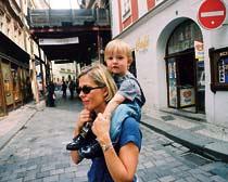 Prag 2000 När alla barnvänliga gågator blir för långa är det bra att ha mammas axlar till hands. Här är Lovisa 2 år.