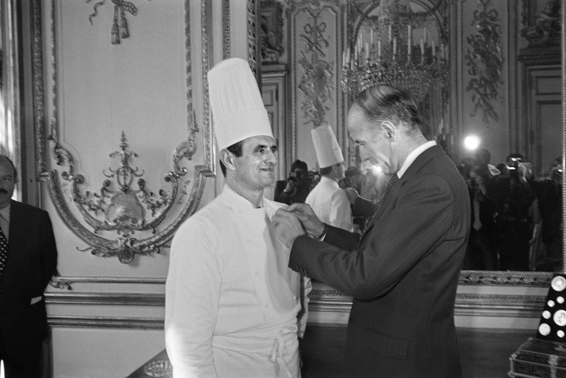 Paul Bocuse tar emot Legion d'Honneur av franske presidenten Valery Giscard d'Estaing 1975.