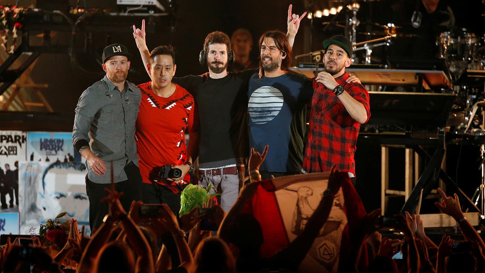Linkin Park åter på scen, från vänster Dave Farrell, Joe Hahn, Brad Delson, Rob Bourdon och Mike Shinoda.