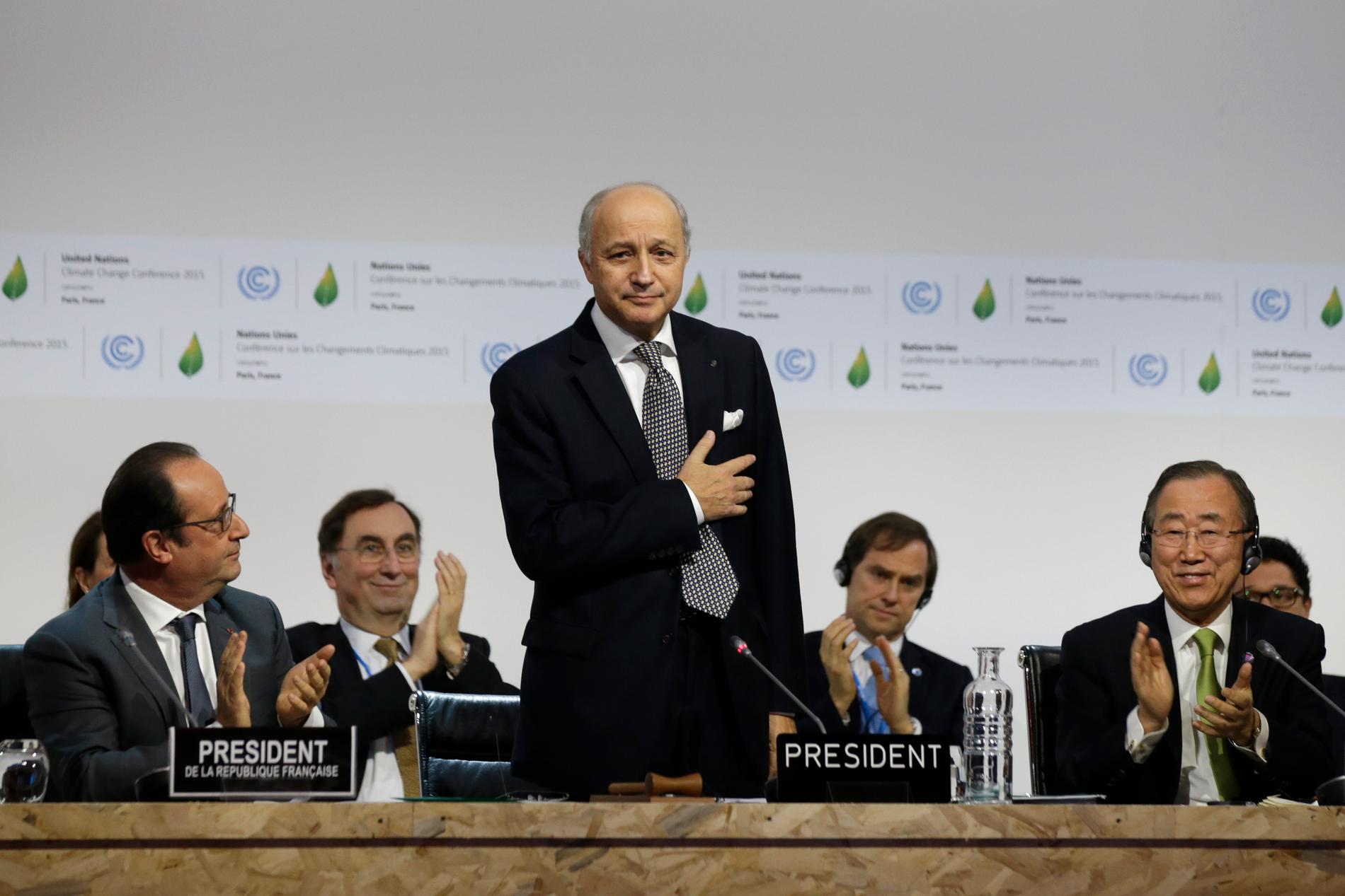 Franska utrikesministern Laurent Fabius lägger handen på hjärtat efter sitt tal på klimatmötet.
