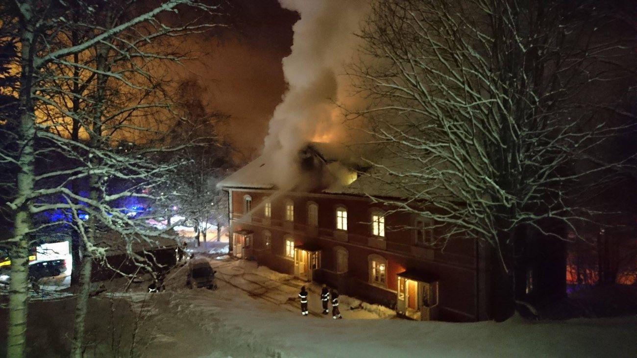 Räddningstjänsten beslutade snart att huset inte kunde räddas och lät det brinna ner.