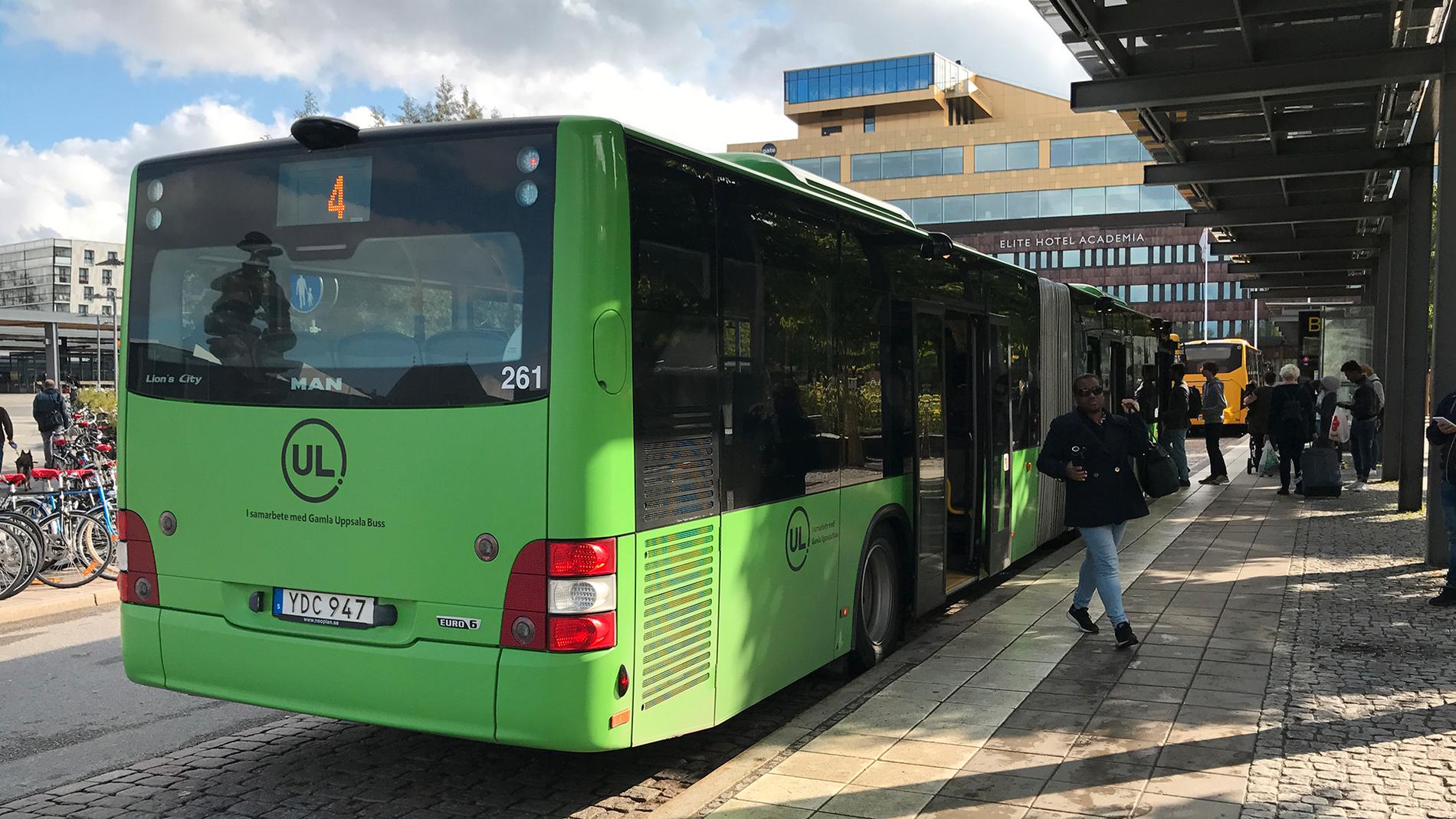 UL uppmanar resenärer att gå ombord i bak på bussen.