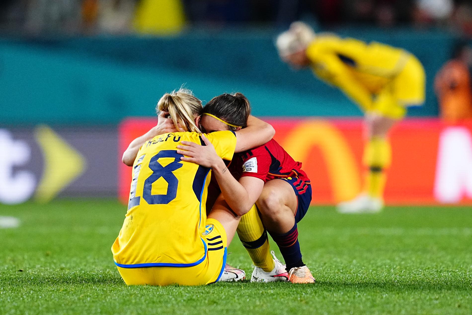 Fridolina Rolfö tröstades efter matchen mot Spanien