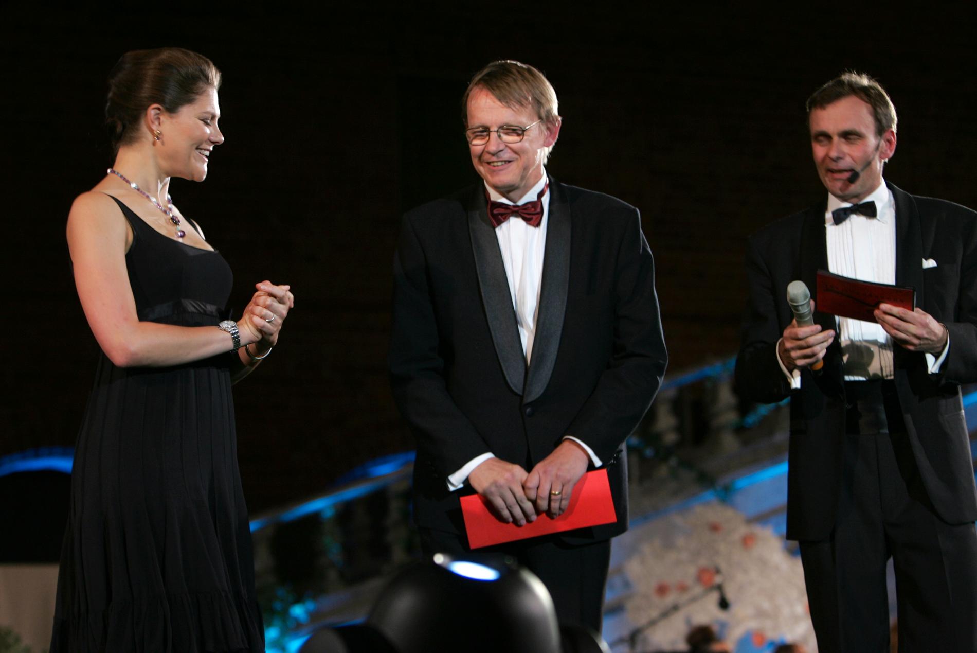 Hans Rosling tar emot Nationalencyklopedins kunskapspris av kronprinsessan Victoria 2007.