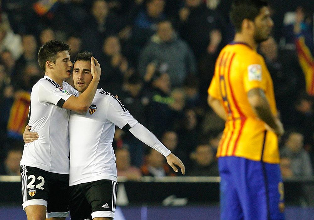 Santi Mina och Paco Alcer firar 1-1-målet mot Barcelona