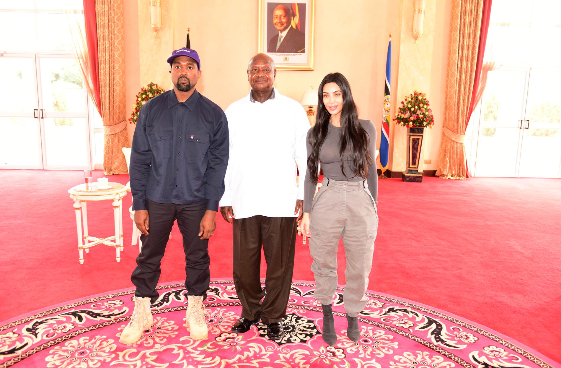 Kanye West, president Yoweri Museveni, och Kim Kardashian. 