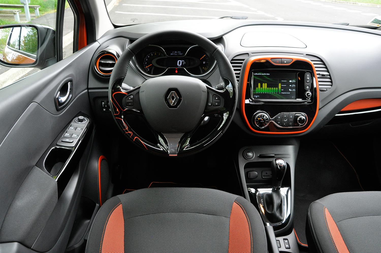 Renault har bemödat sig med att göra om Clio-interiören. Bra färddator. Massor av dekortillval, in- och utvändigt.