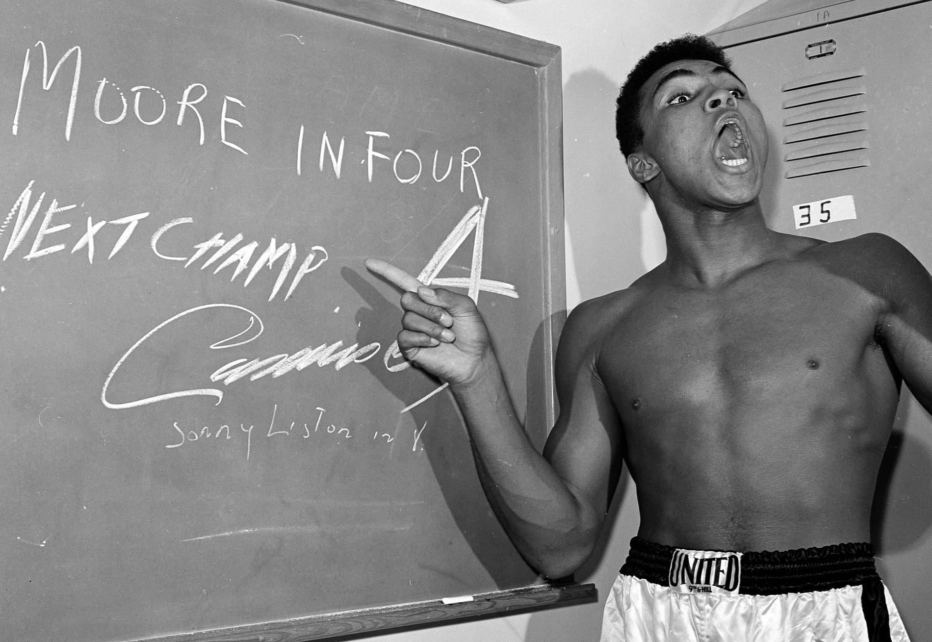 Skrävlaren En ung Cassius Clay innan matchen mot Archie Moore i Los Angeles, 15 november 1962. Clay förutspår att han ska knocka Moore i fjärde ronden och besegra Sonny Liston i nästa match. Vilket han gjorde.