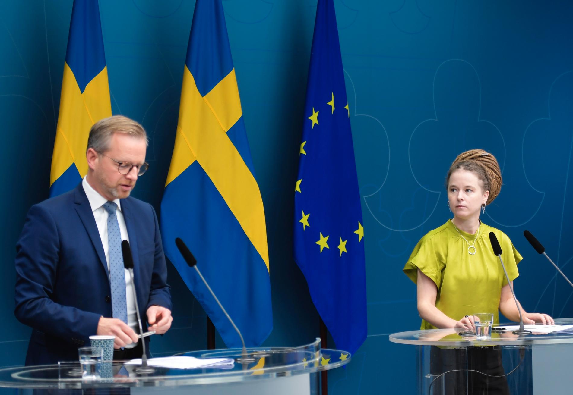 Kulturminister Amanda Lind (MP) och inrikesminister Mikael Damberg (S) på dagens pressträff i Rosenbad.