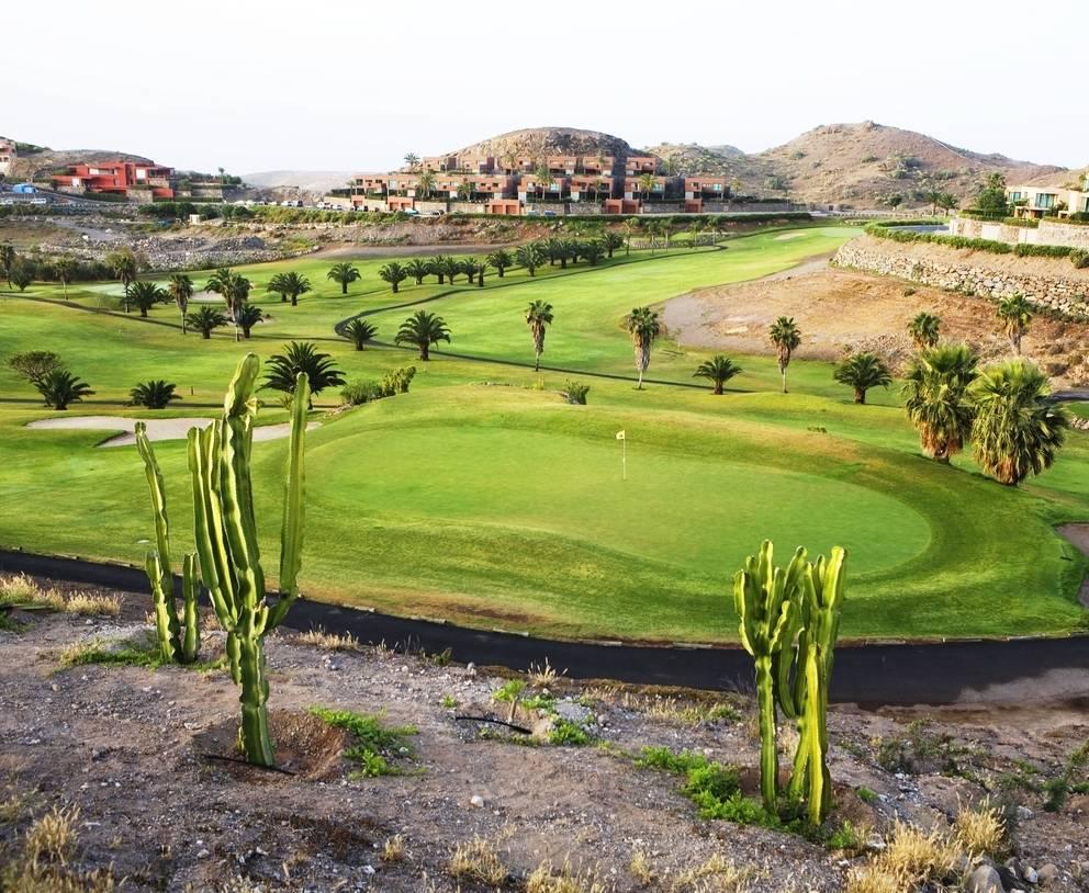 En bit bort från Gran Canarias turistghetto ligger golfklubben Salobre med inbjudande banor.