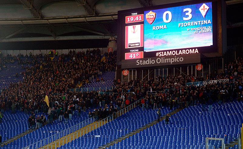 Romafansen får nog och lämnar arenan efter 0-3-målet.