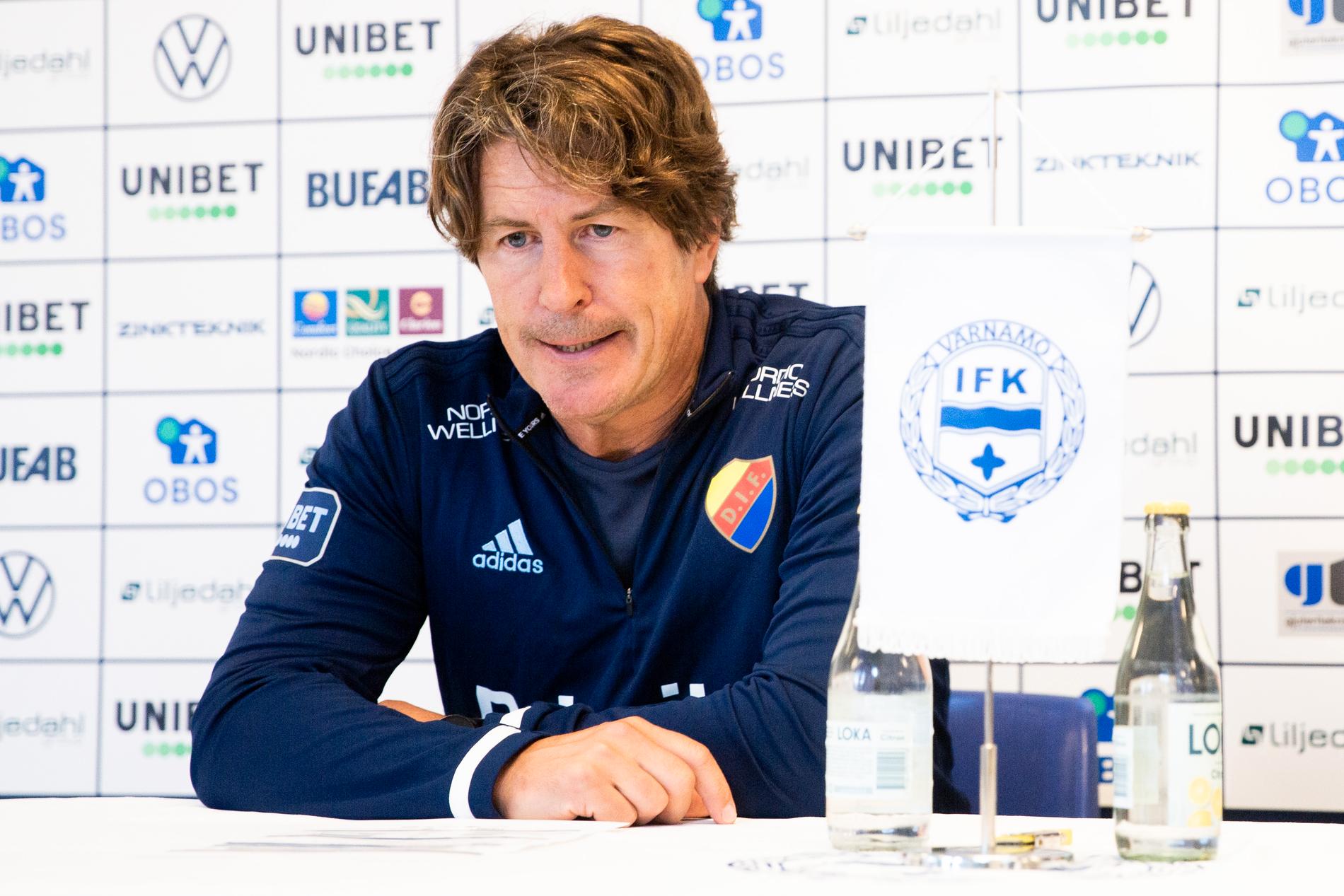 Thomas Lagerlöf på presskonferensen efter Värnamo-matchen. 