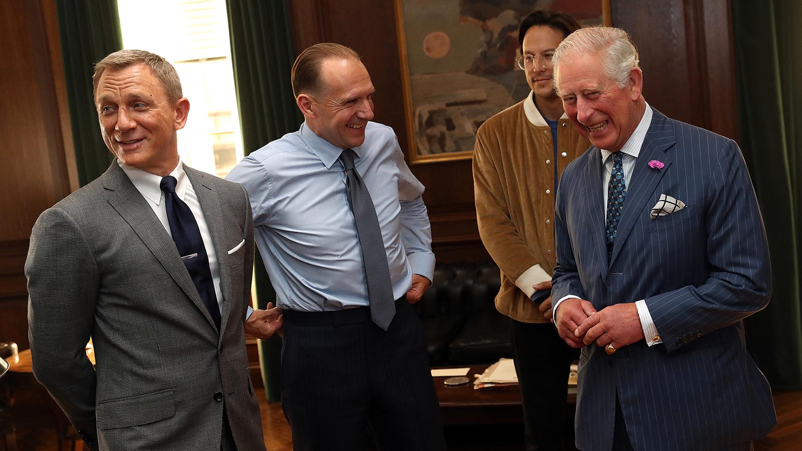 Prins Charles såg ut att trivas när han mötte skådespelarna Daniel Craig och Ralph Fiennes samt James Bond-regissören Cary Joji Fukunaga. 
