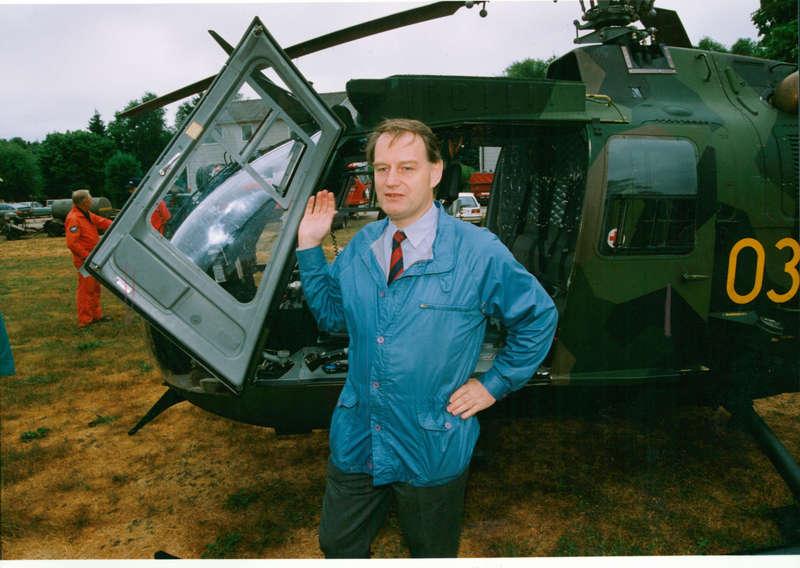 ”Sorgligt” Anders Björck, som var försvarsminister 1991-1994, tycker att nedmonteringen av incidentberedskapen är sorglig. Här syns han framför en militärhelikopter under en storbrand i Småland 1992.