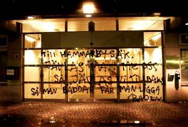 så man bÄddar... Hammarbys kansli drabbades i natt av ett attentat. Några fans hade sprayat ner hela entrén och de hade även förstört fönsterrutor på byggnaden.
