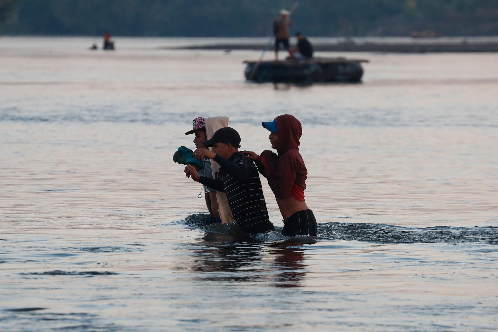 Migranter korsar floden Suchiate mellan Mexiko och Guatemala, nära staden Hidalgo.