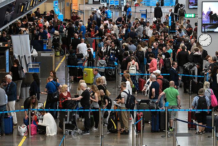 Det kan bli lite rörigt på flygplatsen när många resenärer drabbas av inställda eller försenade flyg. 