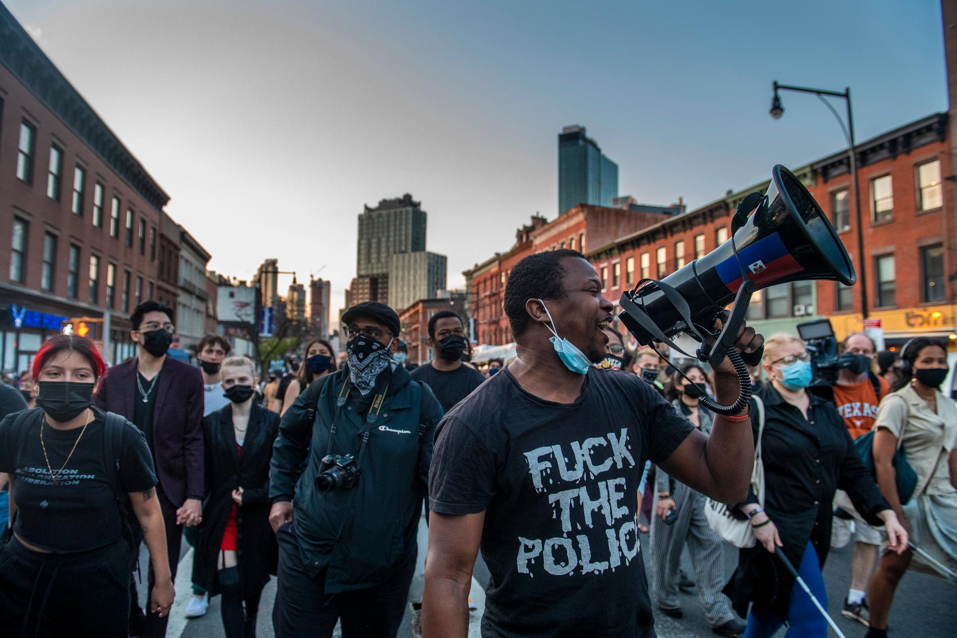 Demonstrationer mot polisens övervåld mot svarta i Brooklyn i New York tidigare i våras.