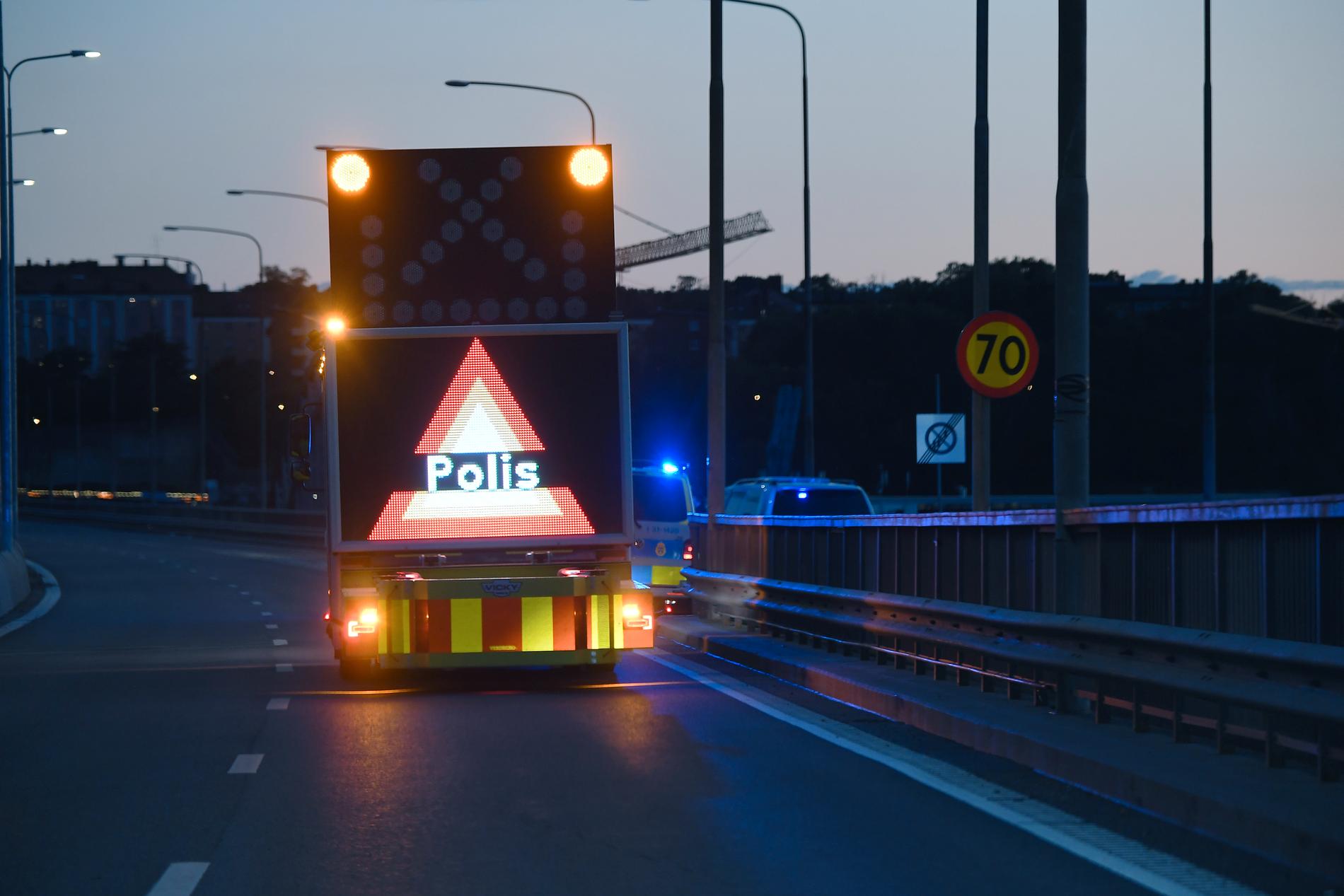 Polis spärrade av Lidingöbron efter mordet.. 