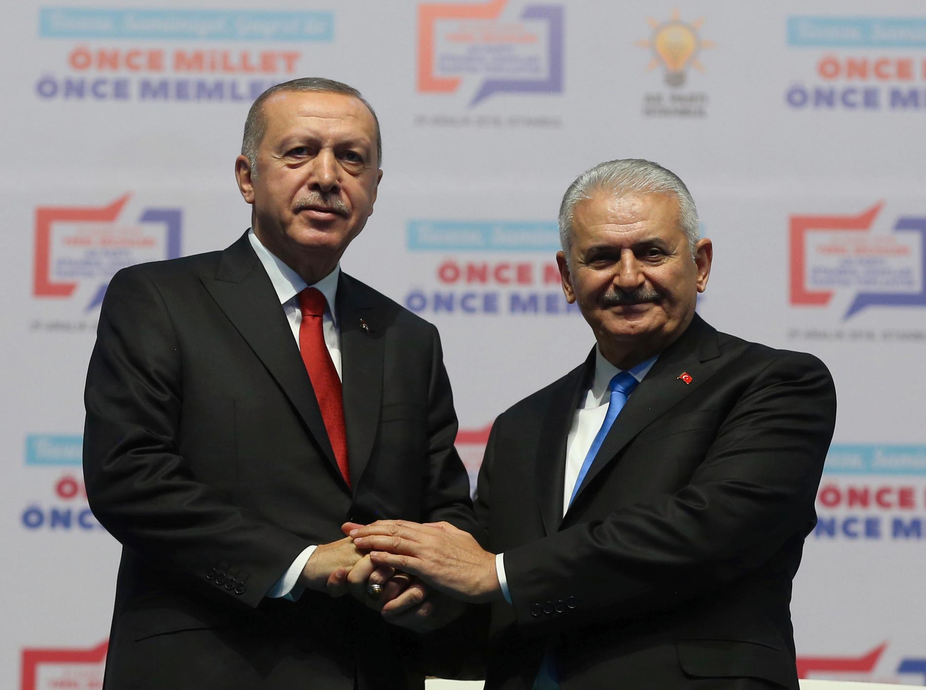 Turkiets president Recep Tayyip Erdogan, till vänster, skakar hand med Binali Yildirim, tidigare premiärminister och nu talman i det turkiska parlamentet.