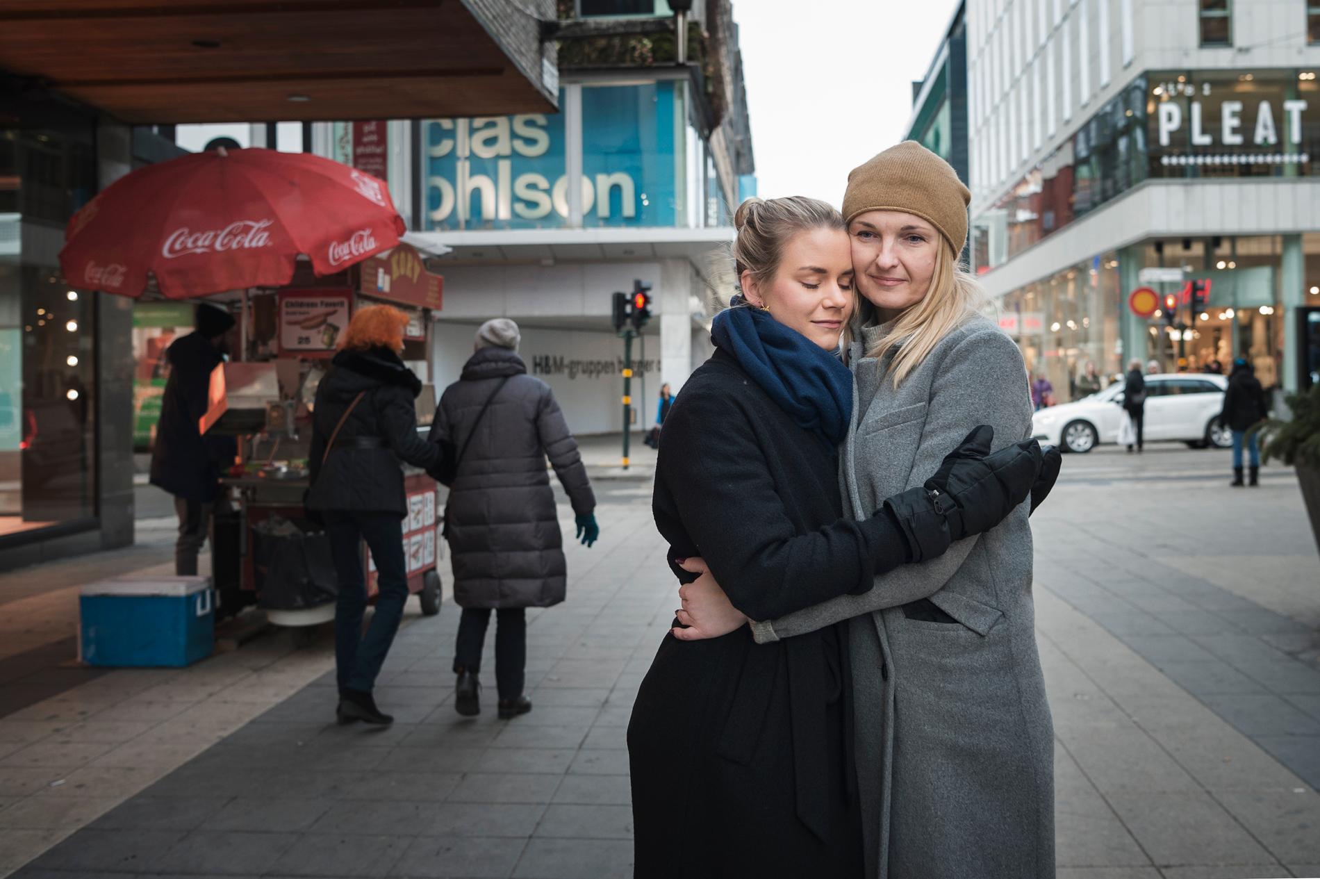 Iryna tillsammans med Kristina Malmqvist som hjälpte till att bära henne till ambulansen. 