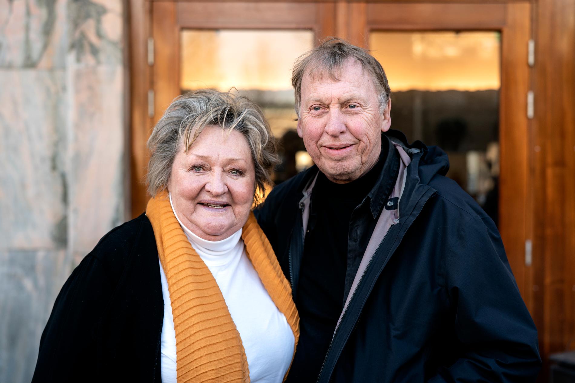Marianne Mörck och Tomas von Brömssen, strax efter att de gett varandra en hjärtlig kram vid en biovisning av "Dag för dag" i Göteborg.