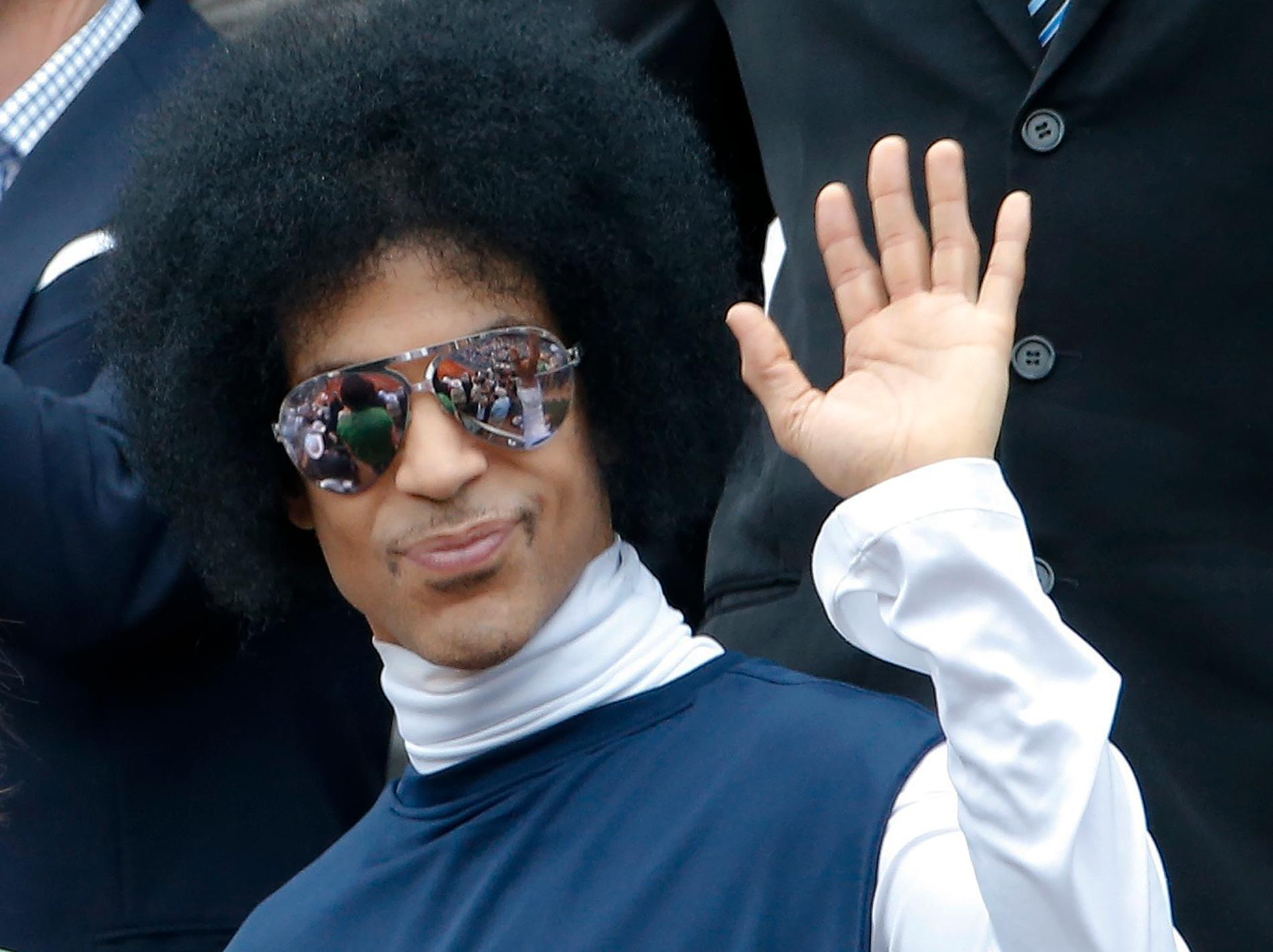 Prince kollar tennis på roland garros i Paris 2014