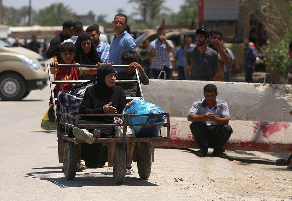 Invånare flyr sin hemstad Ramadi under lördagen.