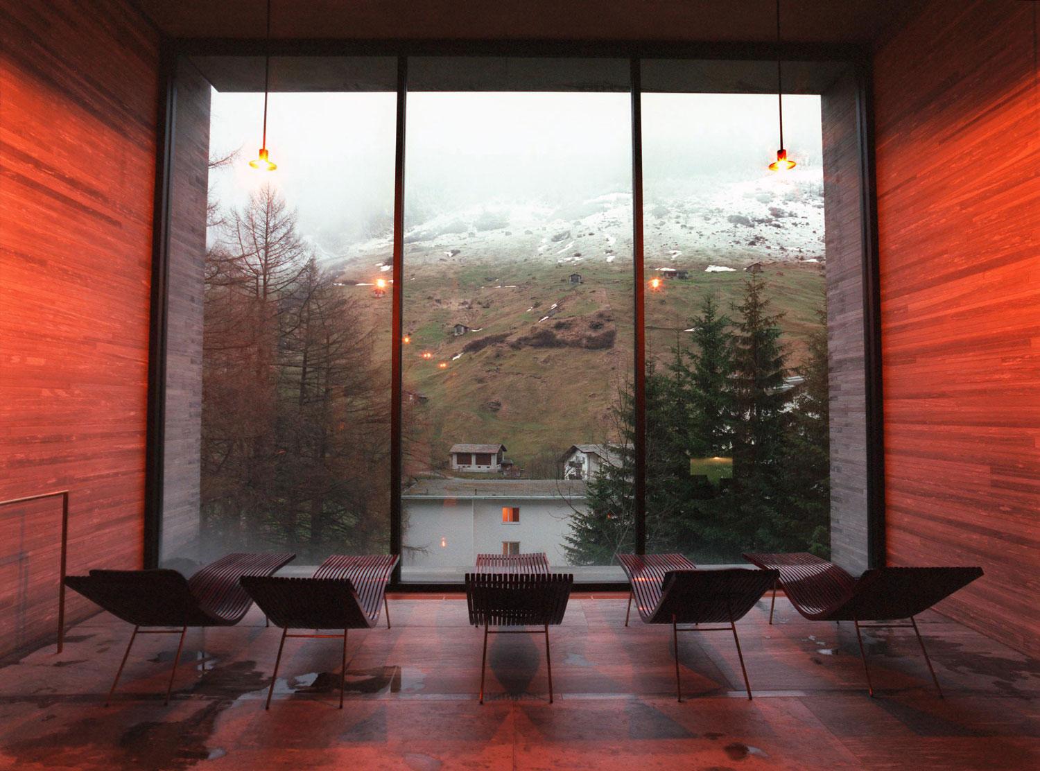 Relaxa med utsikt på Therme Spa i Vals.