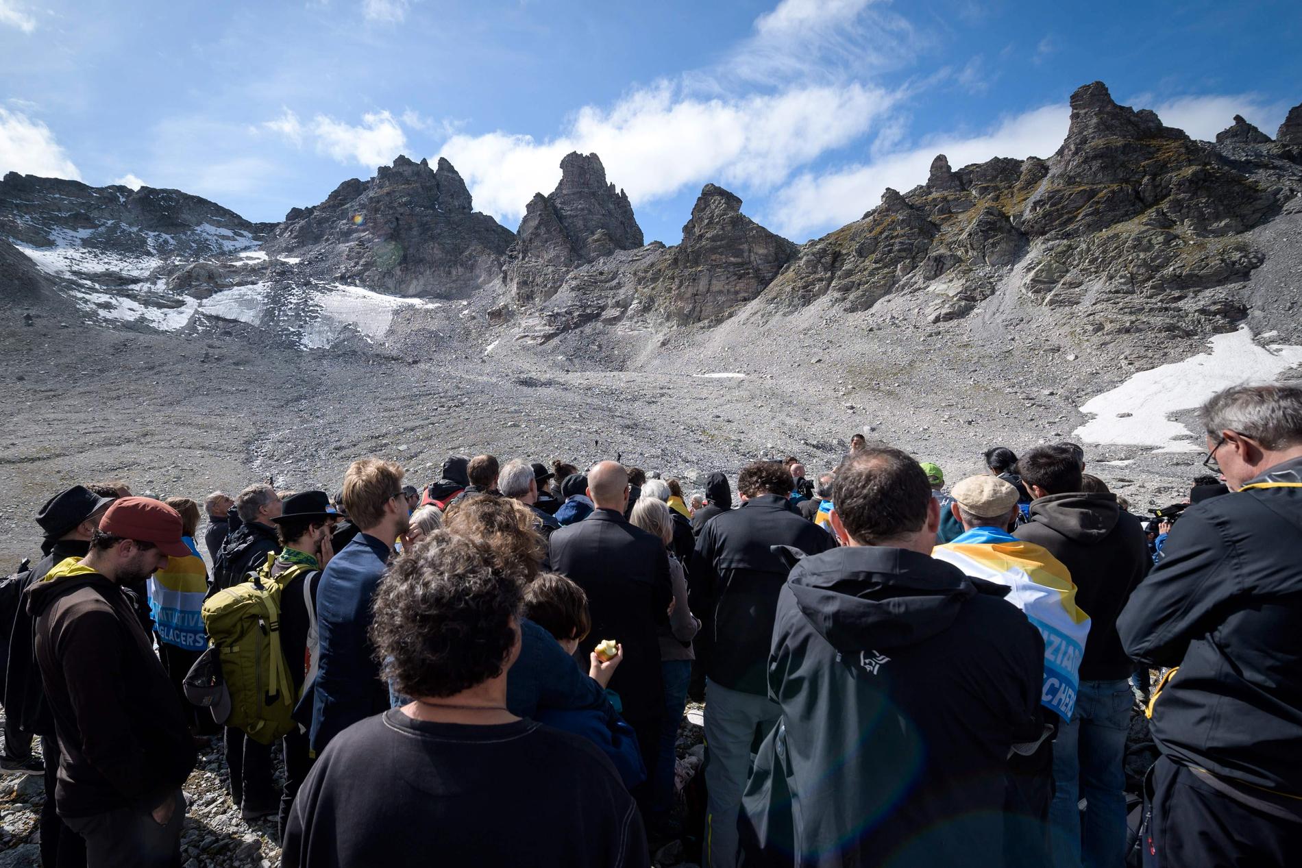 En sorgesam församling möttes upp vid den schweiziska glaciären Pizol, som snart smält bort.