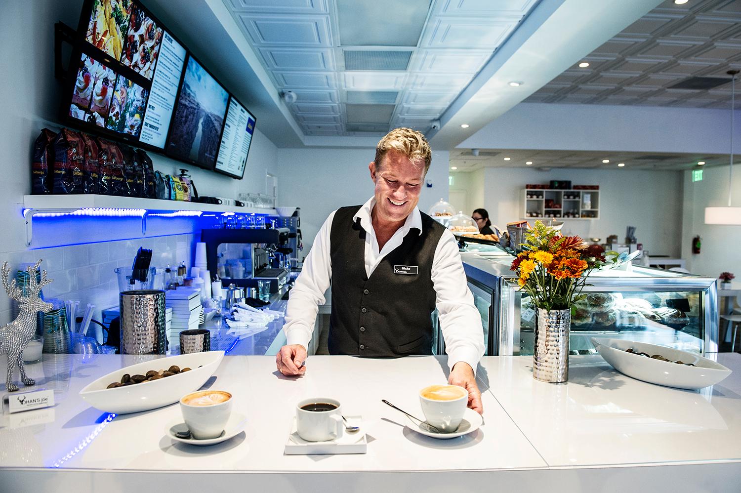 Nicklas Thudén serverar svenskt kaffe i Trump-land i Florida.