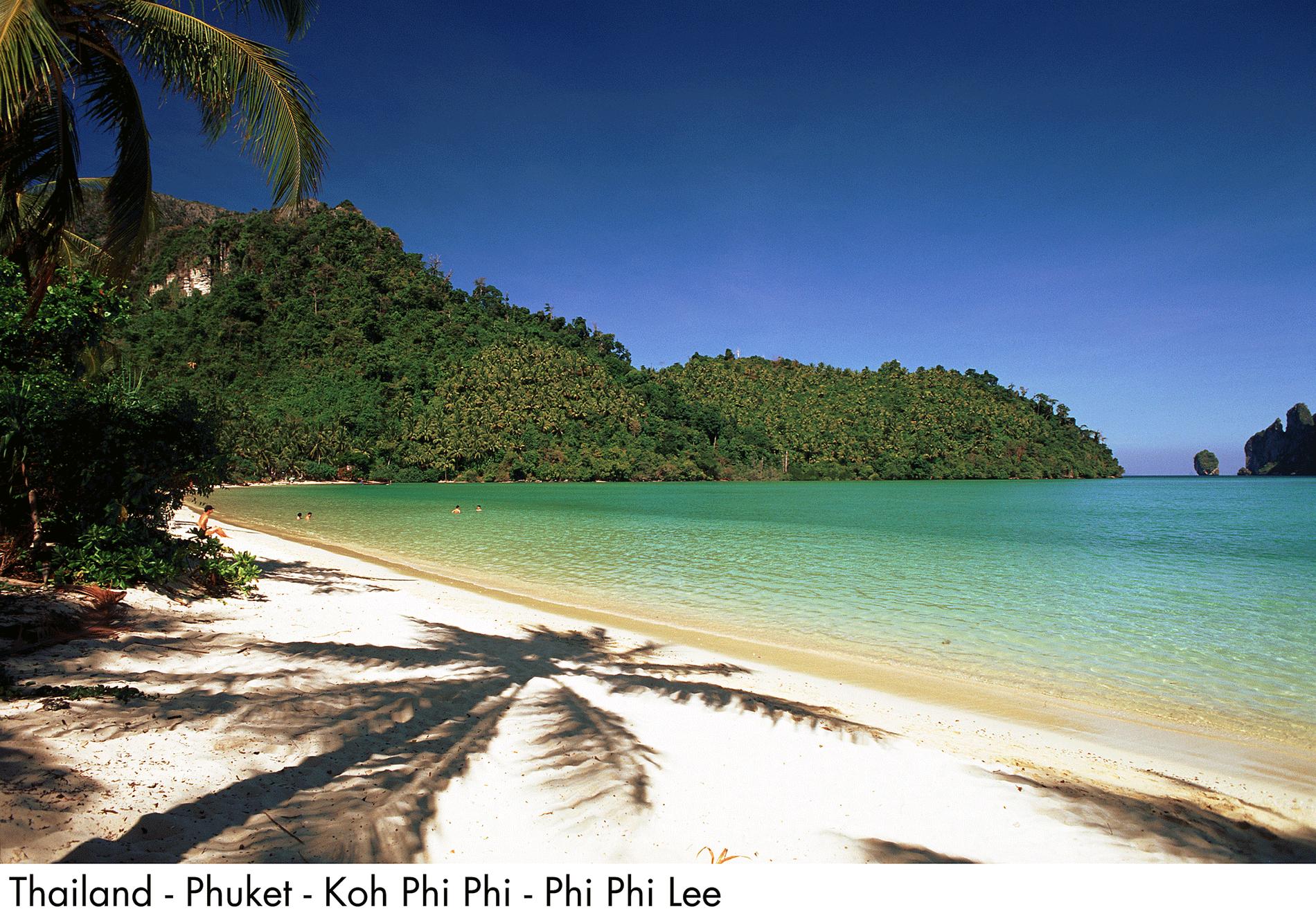 18. Koh Phi Phi Don, Thailand Denna ö är den största av de populära Phi Phi-öarna. Den består av 90 procent bergig djungel och vattentaxi är det överlägsna transportmedlet mellan öns alla stränder. Här finns snorkling, dykning, vandring, klättring och djuphavsfiske. Bland annat.
Missa inte: Att testa yoga på stranden för ultimat avkoppling. Charter till Thailand!
