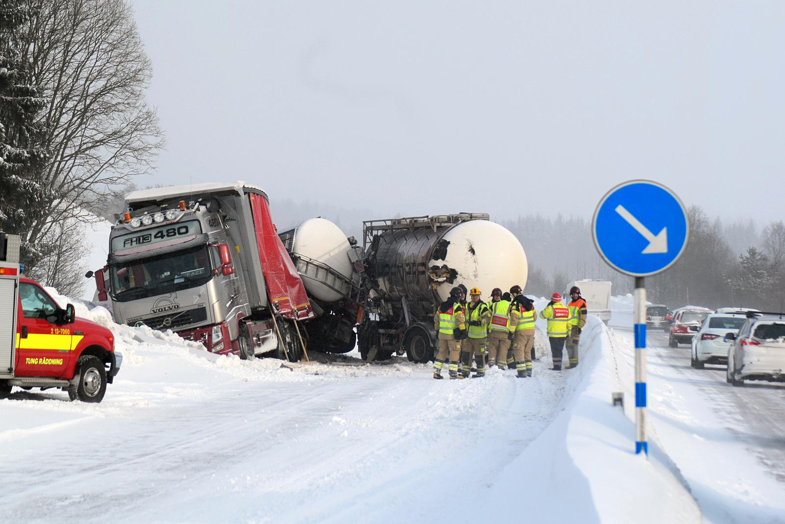 Två lastbilar kolliderade på E4 i höjd med Bye i Timrå kommun.  