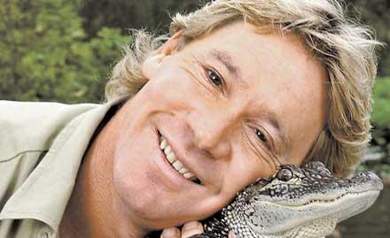 VAR UTE OCH SNORKLADE Steve Irwin befann sig ovanför stingrockan då den plötsligt stack honom i bröstet. Sticket tog rakt i hjärtat och ”Krokodiljägaren” dog direkt.