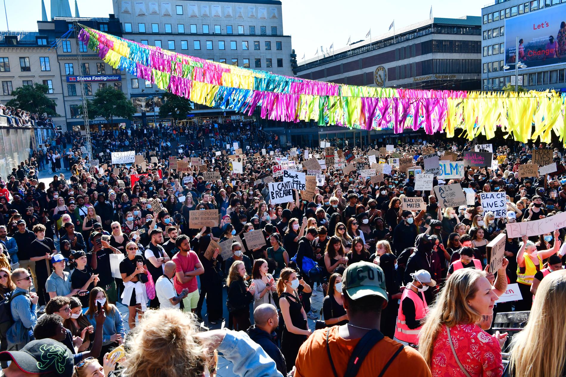 Tusentals människor samlades på onsdagskvällen vid Sergels torg i centrala Stockholm för att visa sitt stöd för Black lives matter-rörelsen.