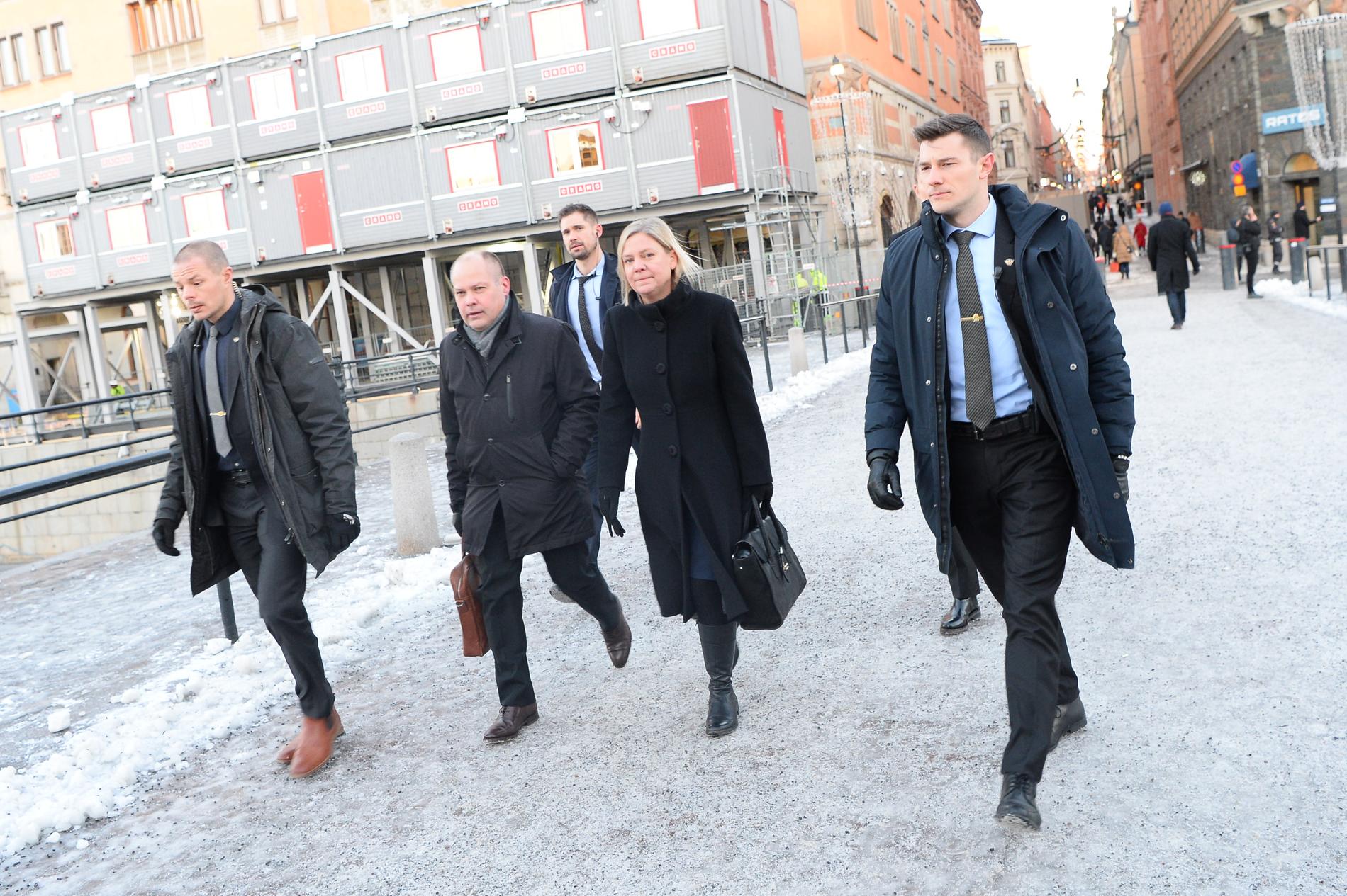 Magdalena Andersson på väg till riksdagen för att rösta om Stefan Löfven som statsminister.