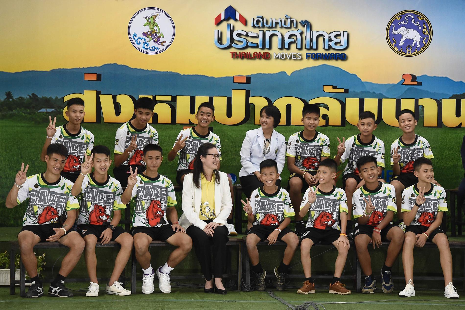 De tolv pojkarna och deras fotbollstränare under en presskonferens i Chiang Rai på onsdagen, där de berättade om sin upplevelser i grottan.