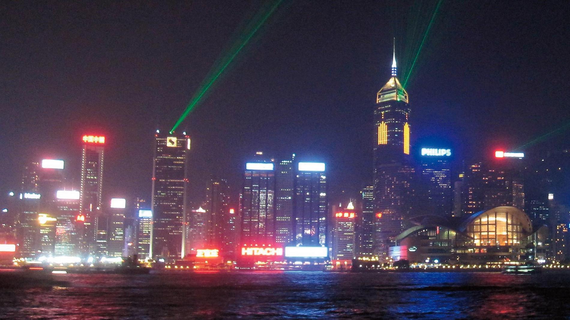 Ljusshowen ”Symphony of light” över Victoriahamnen och Hongkong-ön är spektakulär.