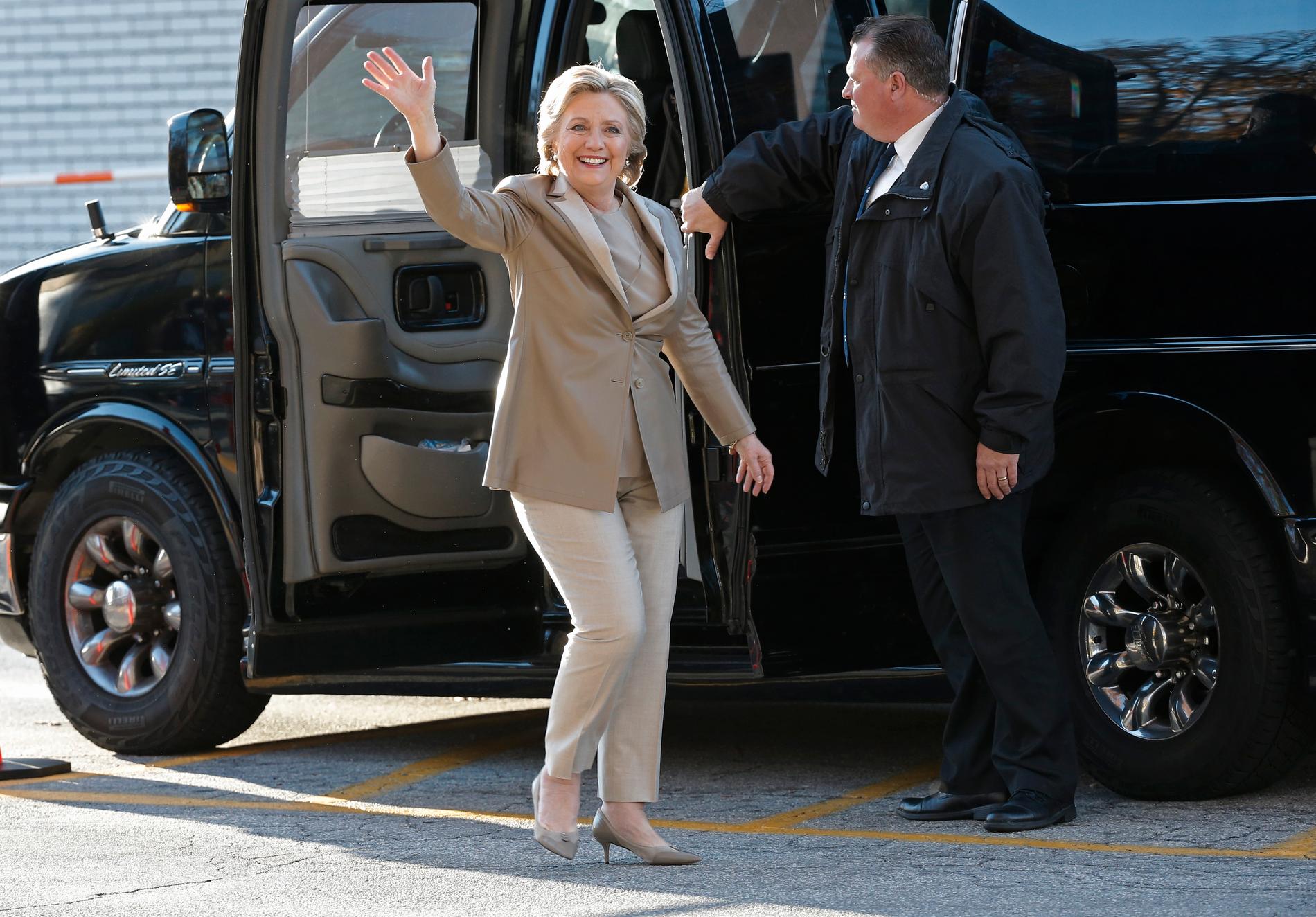 HIllary Clinton på väg för att rösta i vallokalen i Grafflin elementary school i Chappaqua, New York.
