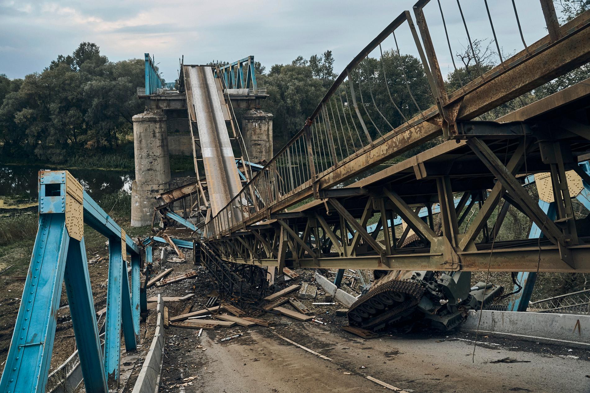 En förstörd bro i Izium  i Charkiv-regionen, tisdag 13 september.