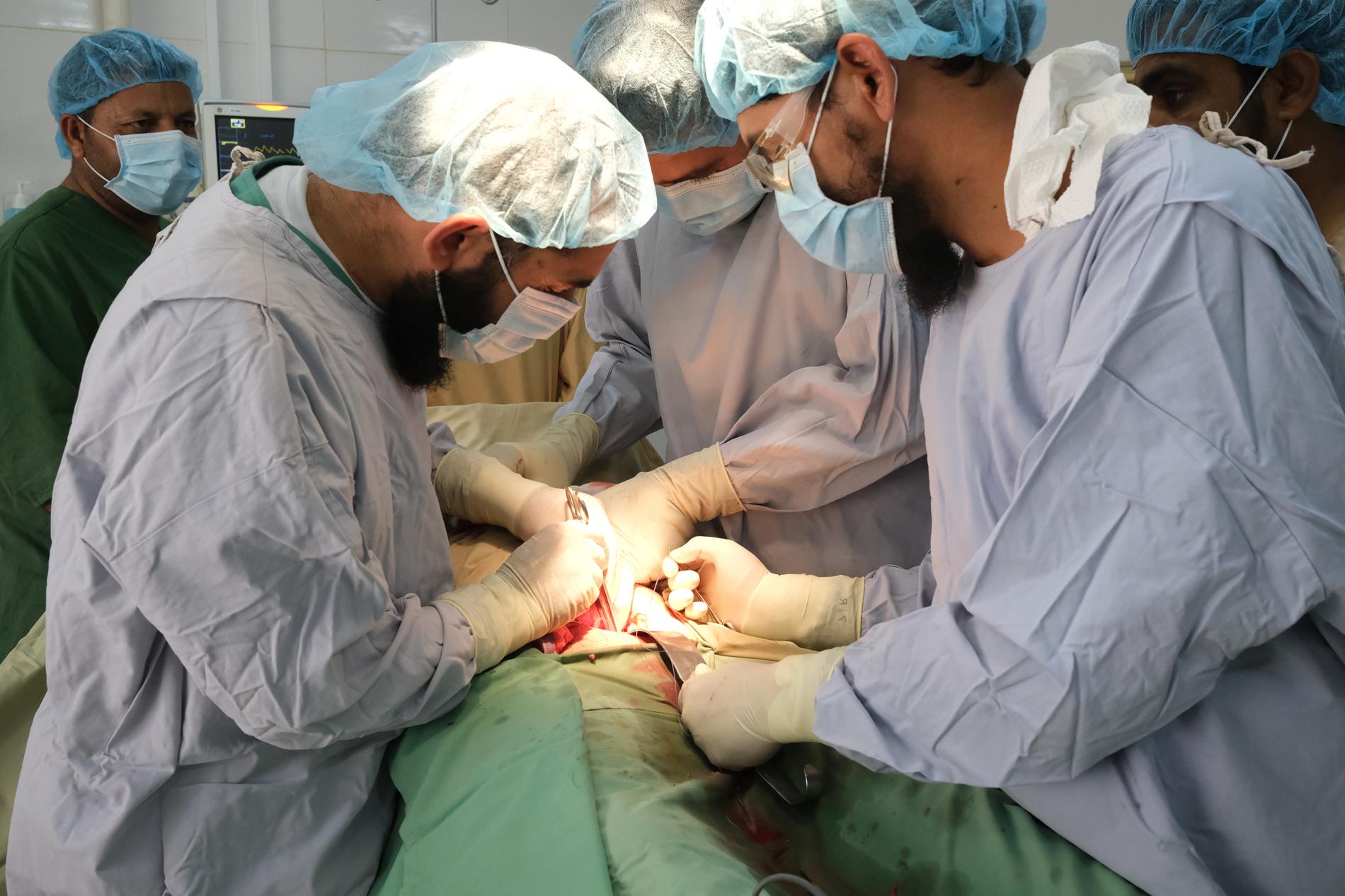 Läkare opererar på ett sjukhus i Lashkar Gah.