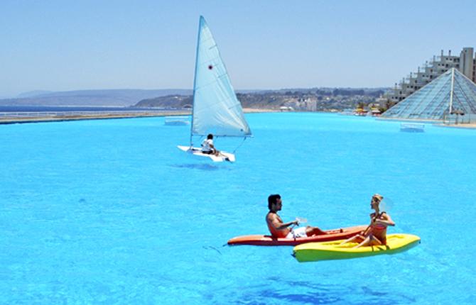 San Alfonso del Mar, Algarrobo, Chile Det här är världens största bassäng, över en kilometer lång och noterad i Guinness rekordbok. Här badar du i saltvatten vid flera anlagda sandstränder, paddlar eller tar en segeltur. Tycker du att vattnet är för kallt så finns en glaspyramid i mitten med uppvärmt vatten.