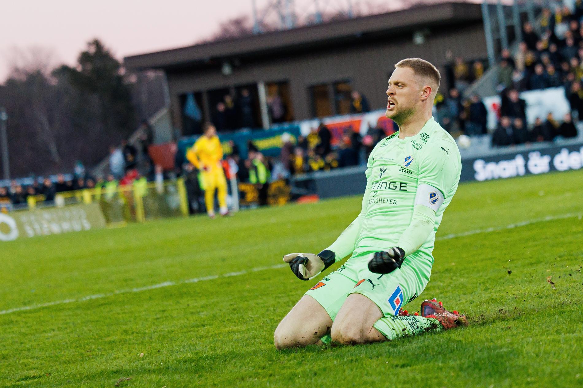 Halmstads målvakt Malkolm Nilsson Säfqvist jublar efter premiärsegern mot AIK.