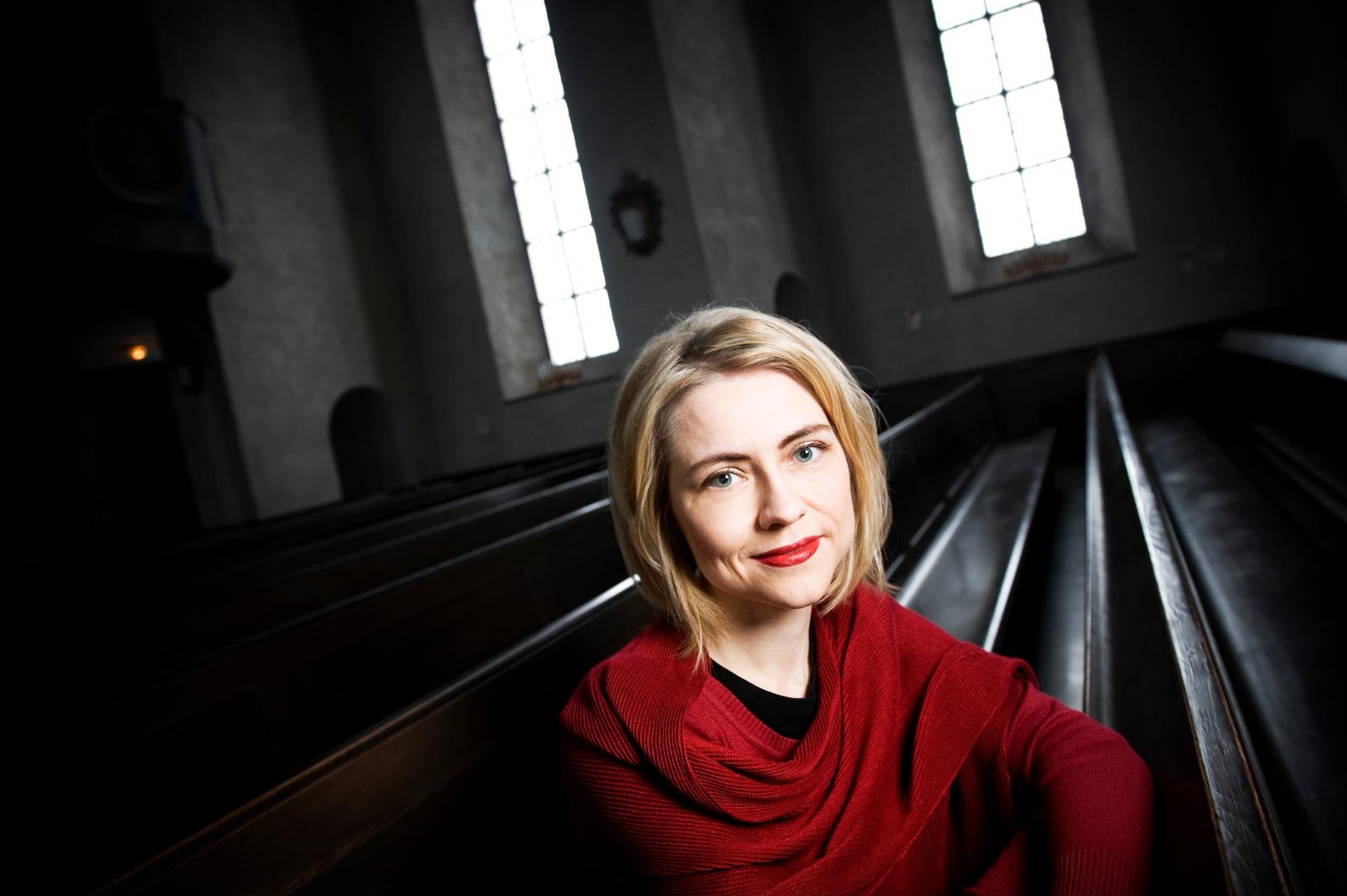 Jayne Svenungsson, teologiprofessor i Lund, har valts in som ny ledamot i Svenska Akademien. Hon efterträder Torgny Lindgren som avled i mars i år.