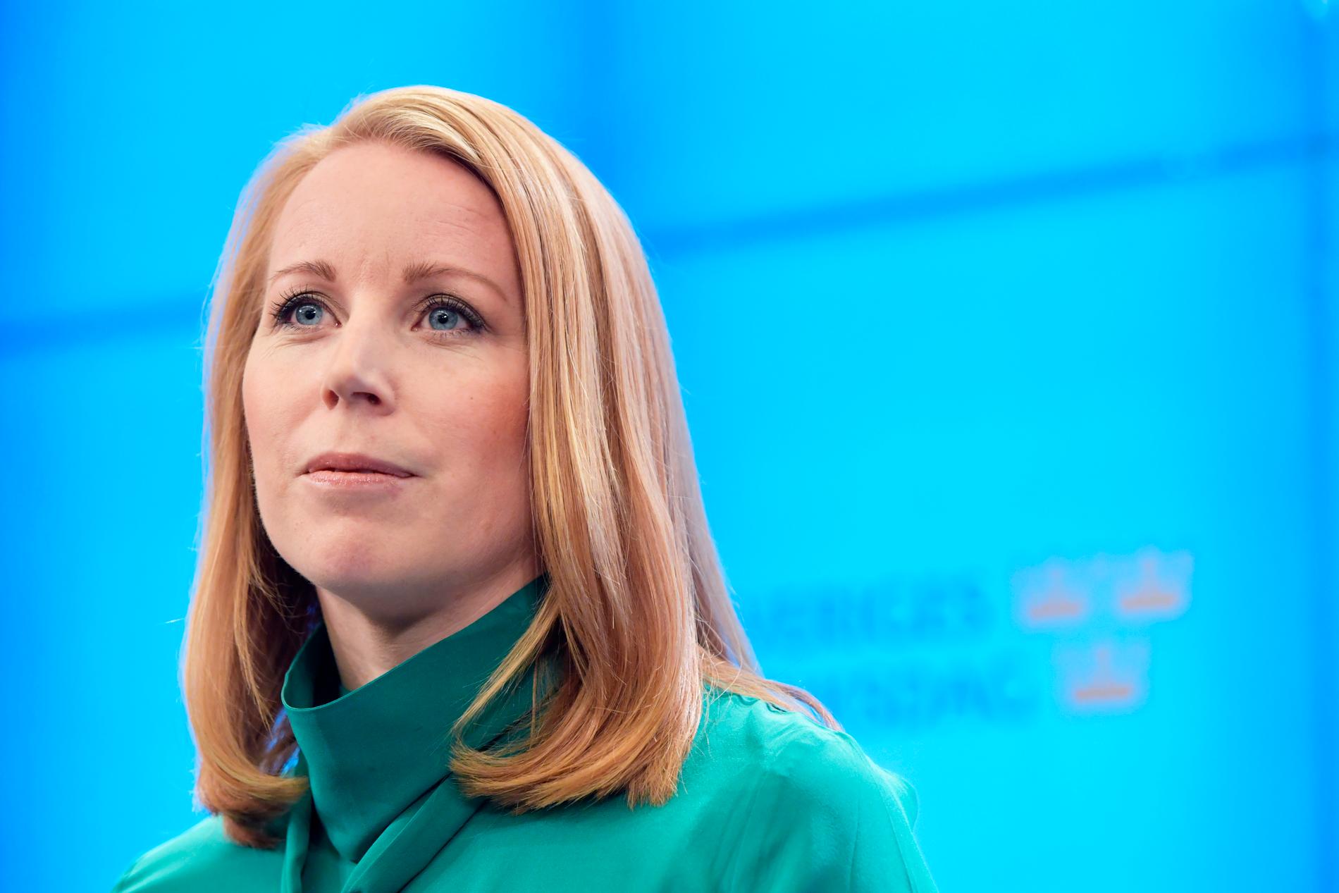 Centerpartiets partiledare Annie Lööf ger upp.