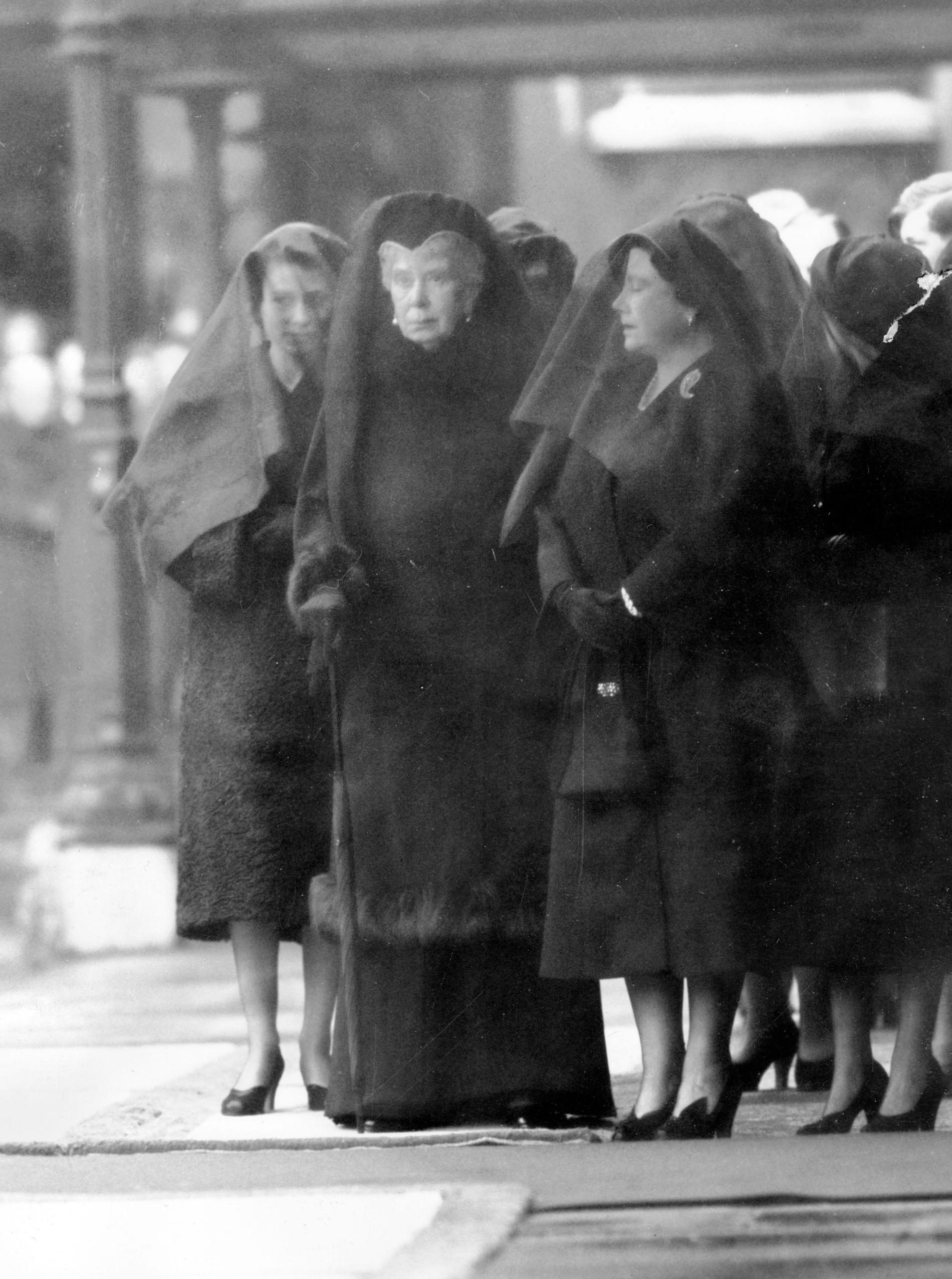 Drottning Elizabeth (då prinsessa), drottning Mary, och drottning Elizabeth (nuvarande drottningens mamma) på Kung George VI:s begravning vid St George’s Chapel vid Windsor Castle 1952. På bilden bär drottning Elizabeth, den första, broschen som hon vid sin död gav till dottern som i sin tur alltså bar den när hon mötte Trump. 