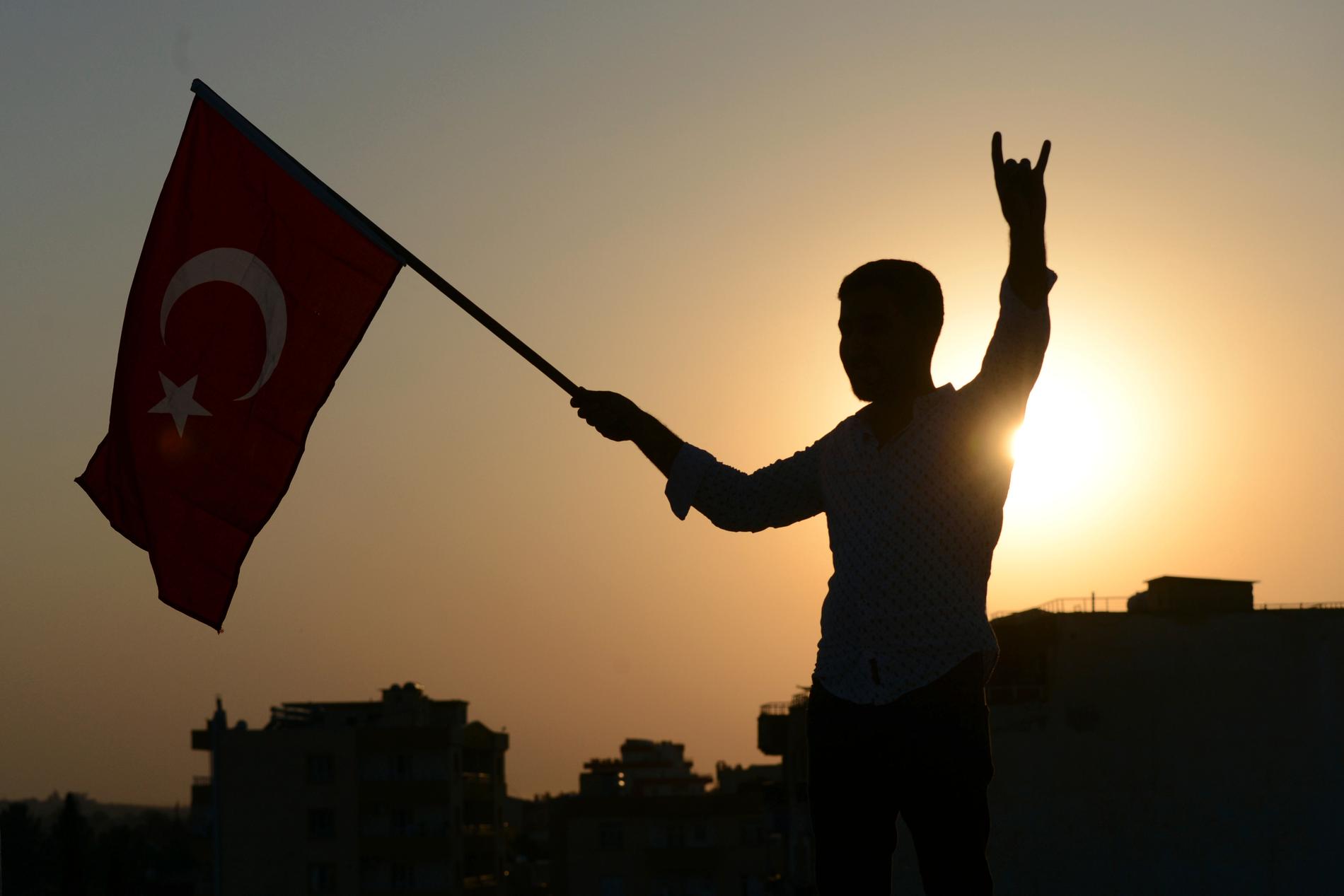 Nyheter om den turkiska frammarschen i norra Syrien firas i gränsstaden Akcakale i södra Turkiet.