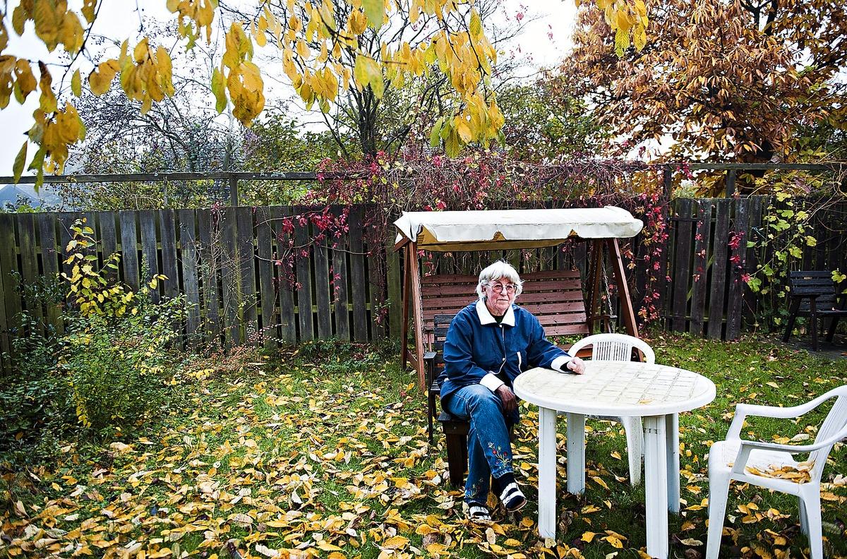 ”KÄNNS HOPPLÖST” Här i hammocken brukar 82-åriga Elsa Lundell glädjas åt solen. Men nu är hennes sköna eftermiddagar hotade – av toppolitikern Morgan Johanssons byggplaner.