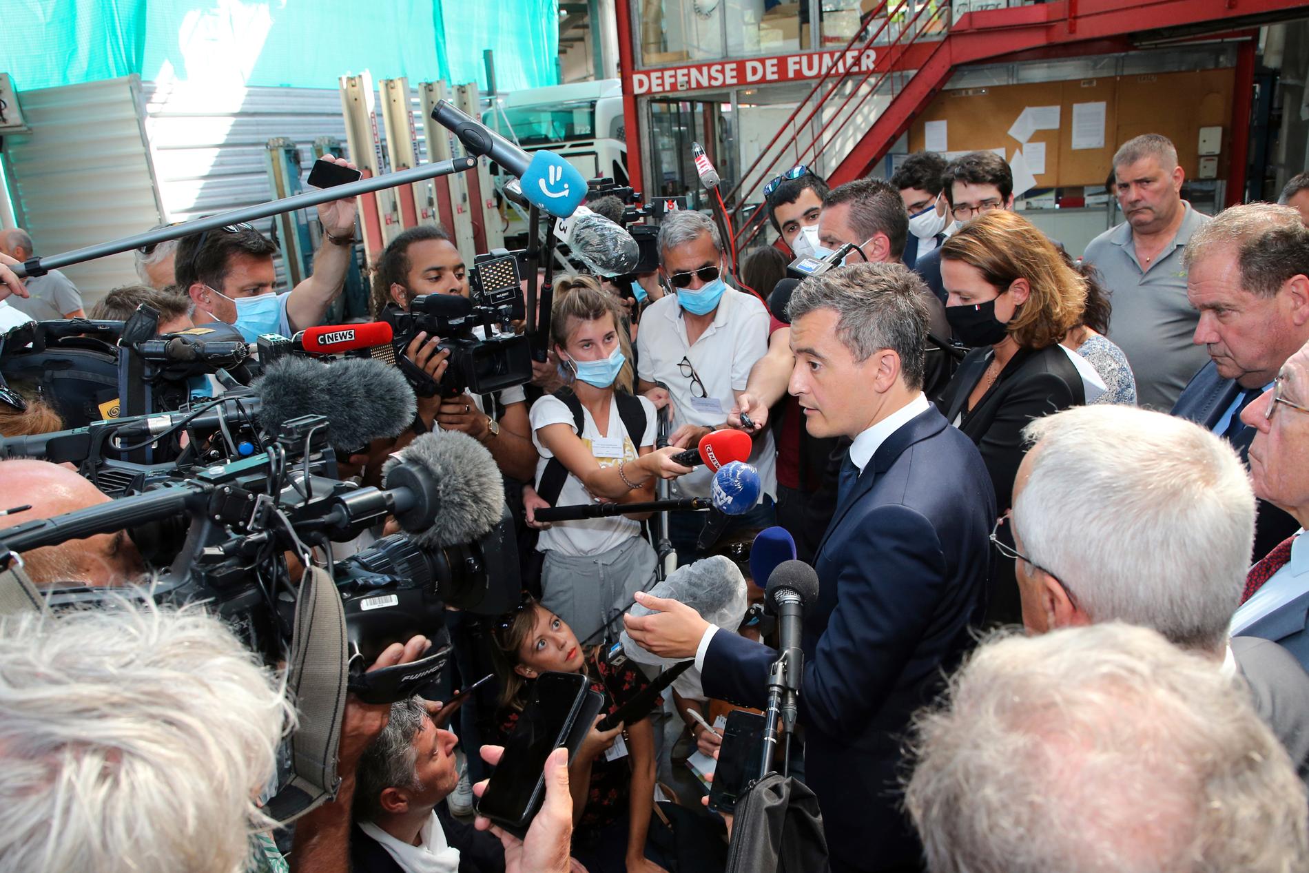 Frankrikes inrikesminister Gérald Darmanin intervjuas i Bayonne. 